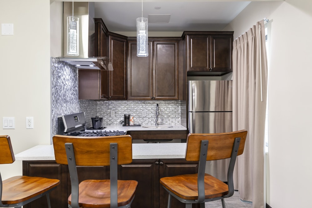 Luxury Studio, 1 King Bed, Non Smoking, Kitchen photo 3