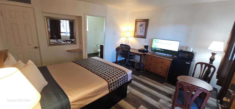 1 Queen Bed, Non Smoking photo 1