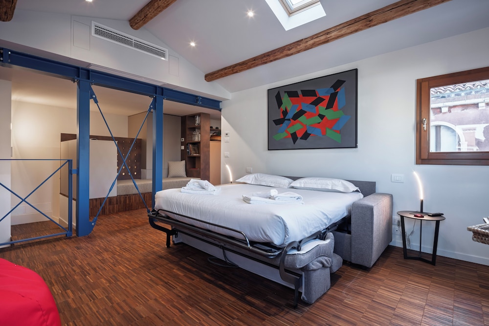 Superior Studio Suite, City View photo 3