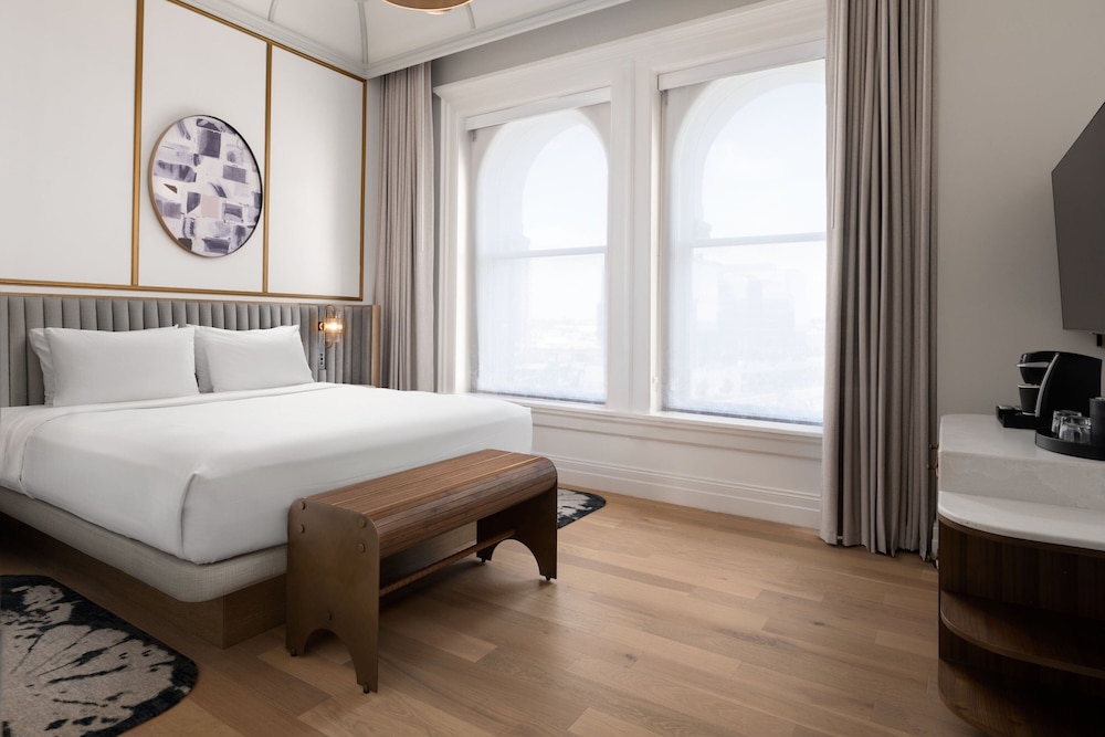 King Room with One King Bed (Smoking)