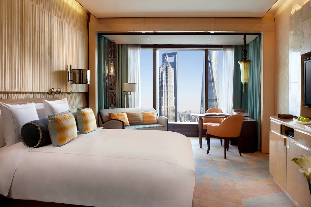 Club City Lights View King Room