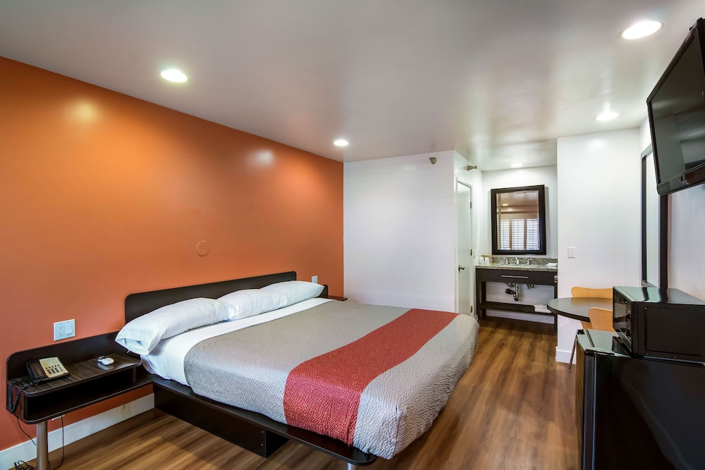 Standard Room, 1 King Bed, Non Smoking, Refrigerator & Microwave - Photo 2