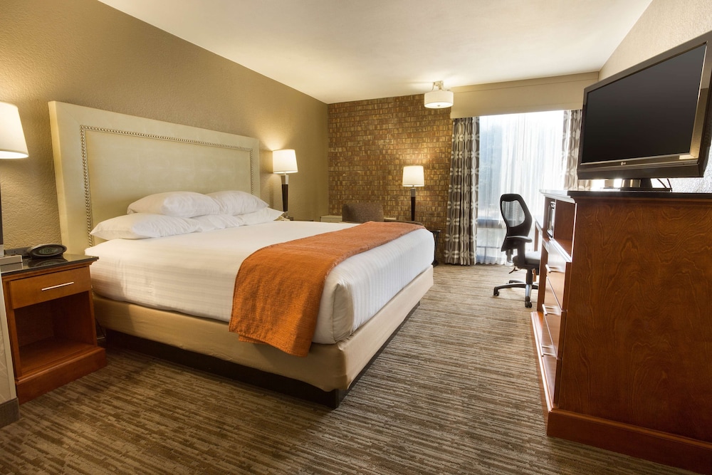 Deluxe Room, 1 Queen Bed, Refrigerator & Microwave (Upper Floor) photo 2