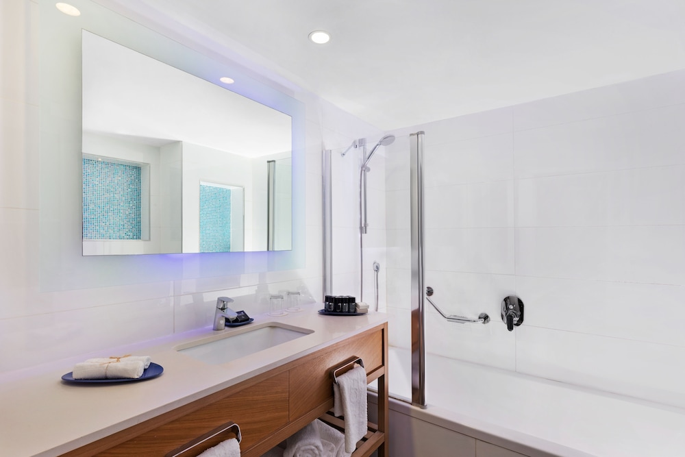 Deluxe Room, Pool View - Photo 4