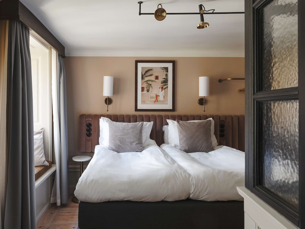 Deluxe Room, 1 King Bed, Non Smoking (with Sofabed) - Photo 9