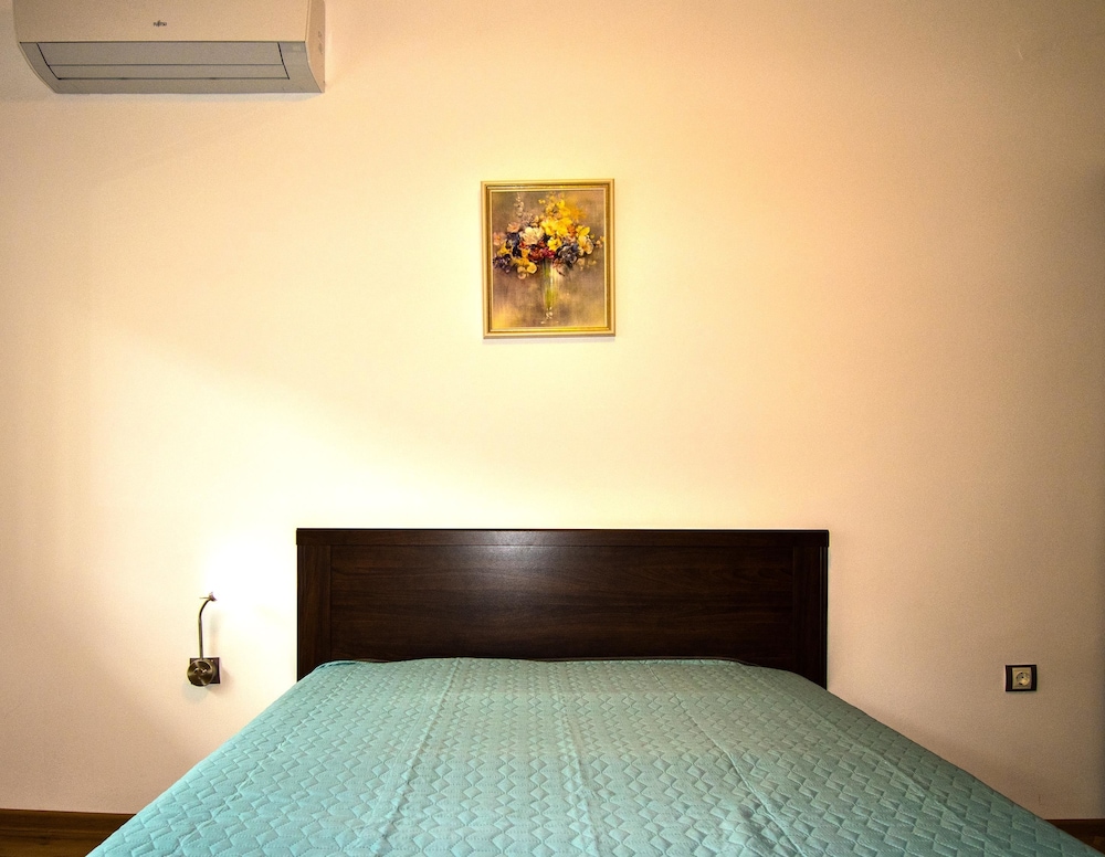 City Apartment, 2 Bedrooms photo 2