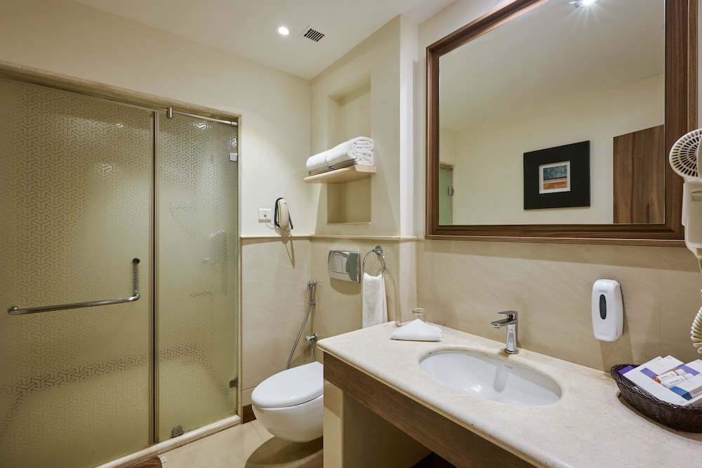Deluxe twin room with complimentary airport transfers photo 3