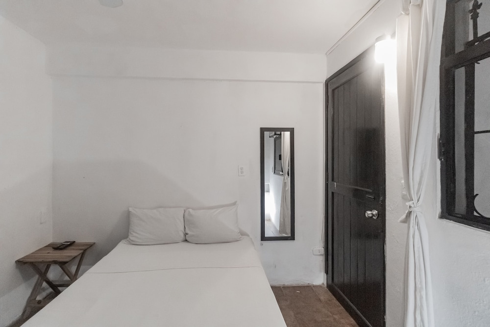 Basic Studio, 1 Double Bed, Non Smoking (Low Budget Studio) photo 2