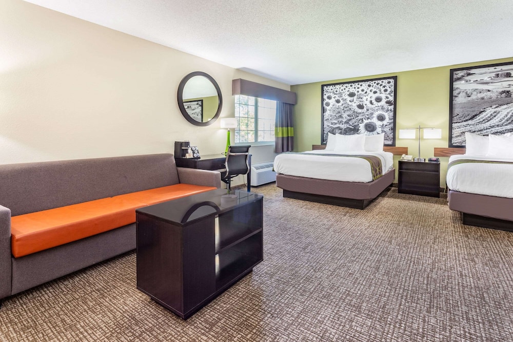 Suite, 2 Queen Beds, Non Smoking - Photo 3