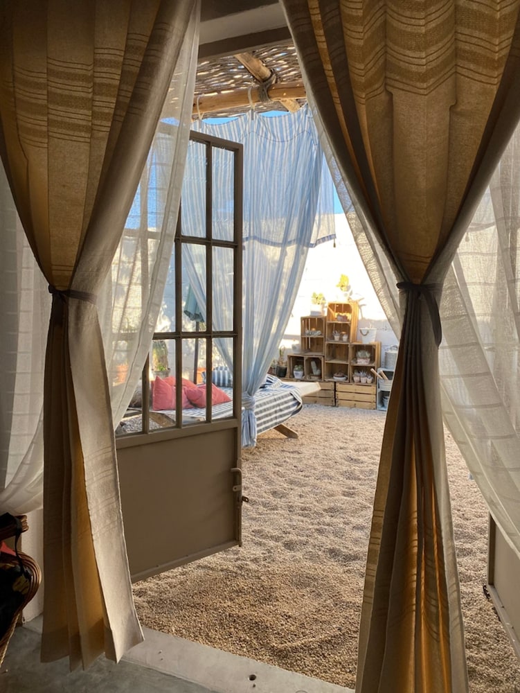 Classic Room, 1 Queen Bed photo 3