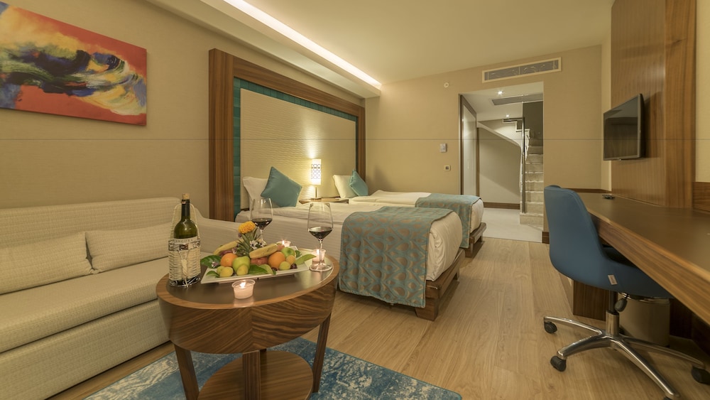 Superior Room, Partial Sea View photo 3