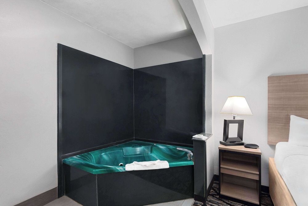 Deluxe Room, 1 King Bed, Non Smoking - Photo 4