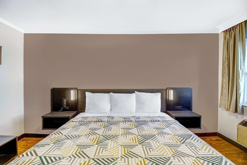 Deluxe Room, 1 King Bed, Non Smoking, Refrigerator & Microwave - Photo 3
