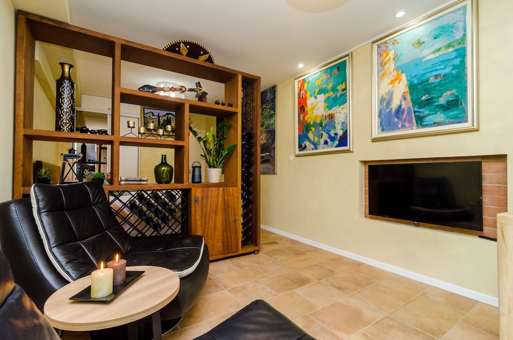 Studio (City Getaway - Studio Apartment)