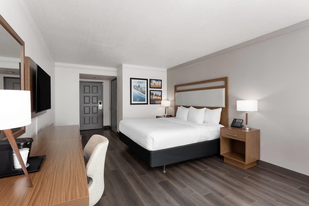 Deluxe Room, 1 King Bed, Non Smoking, Pool View