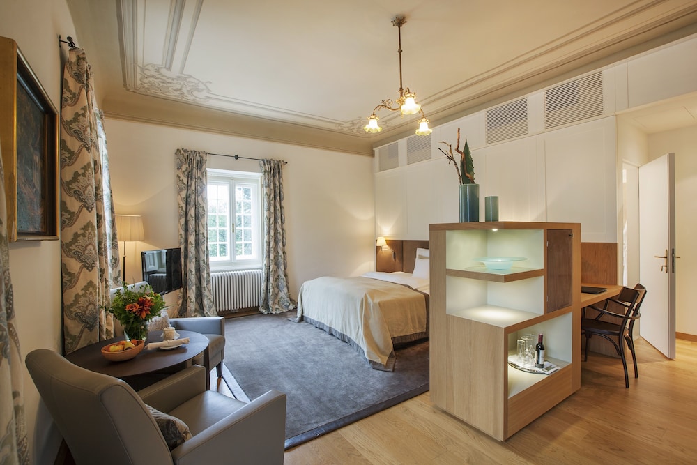 Suite, 1 King Bed photo 2