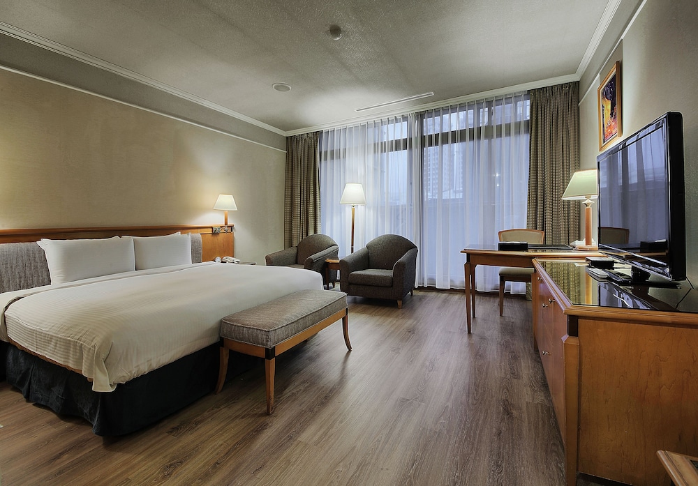 Executive Queen Room (Please read Special Check-in Instruction before booking) photo 1