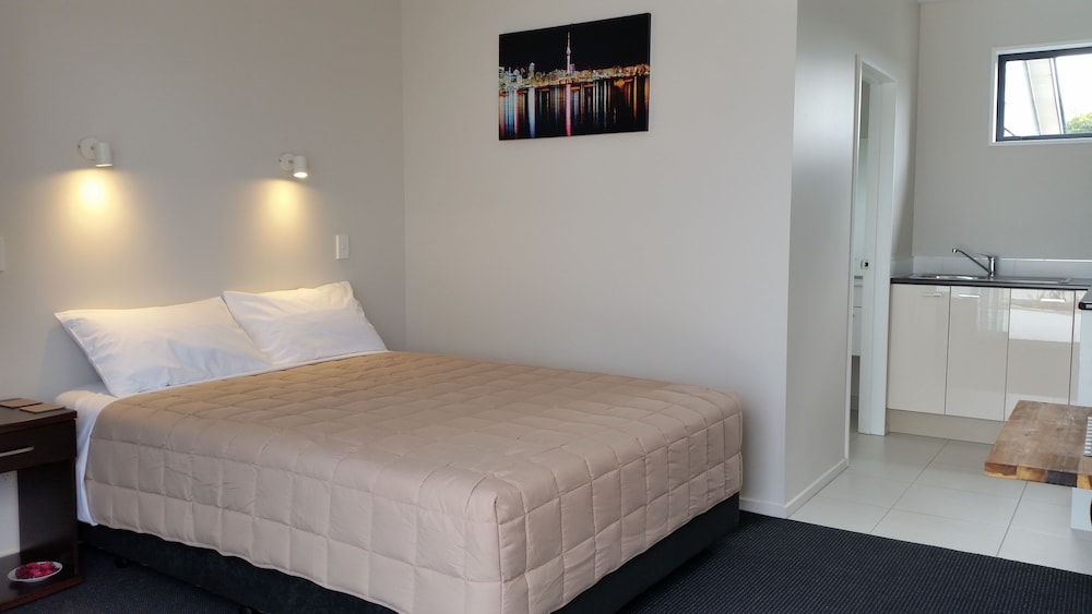 Queen Studio (Bath/Shower)