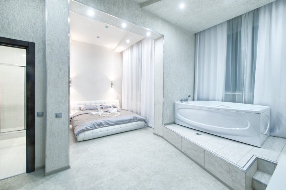 Suite, Jetted Tub