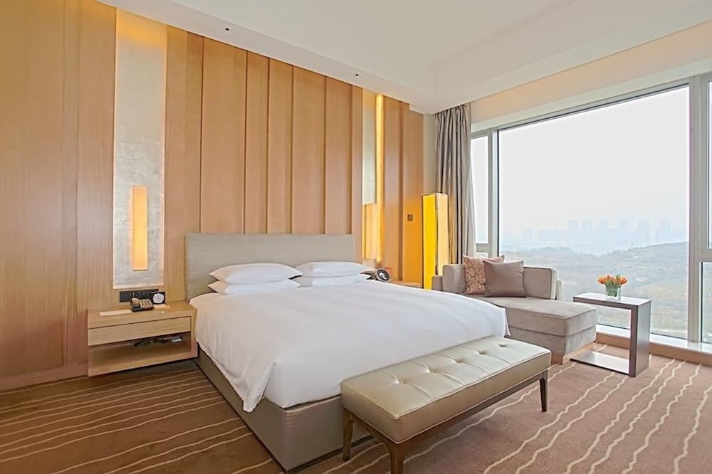 Deluxe Room, 1 King Bed - Photo 2