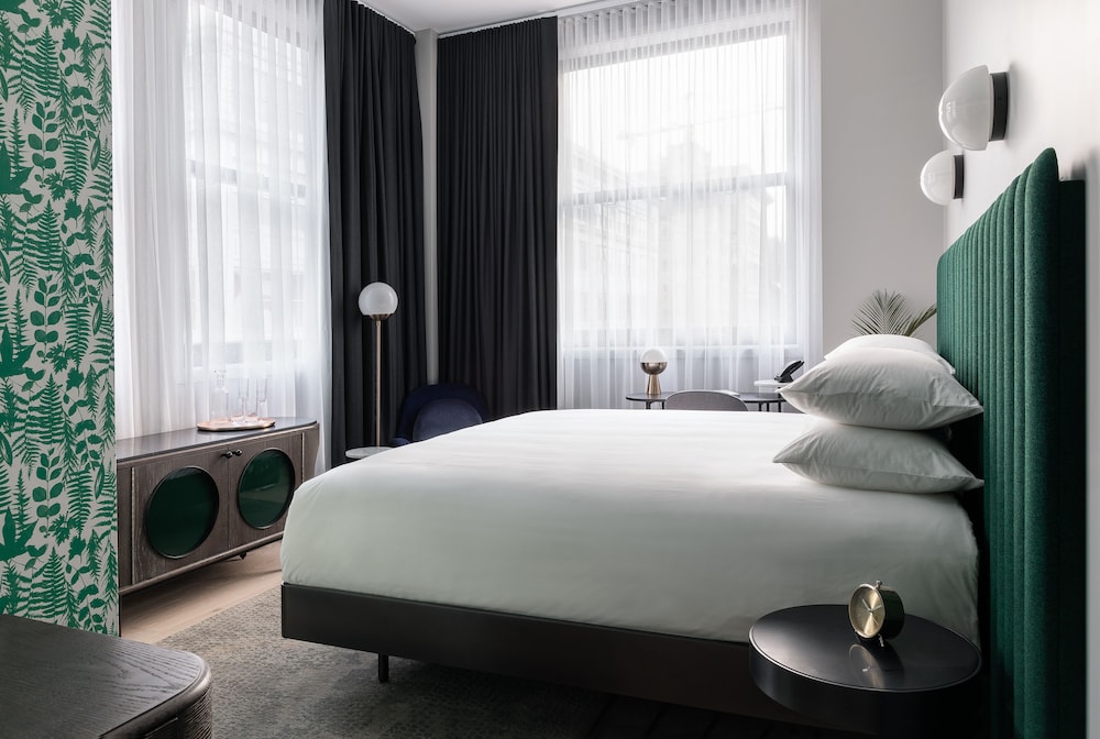Deluxe Room, 1 King Bed, Corner (Deluxe Corner King Bedroom)