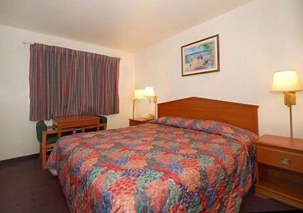 Standard Room, 1 Queen Bed, Non Smoking photo 2