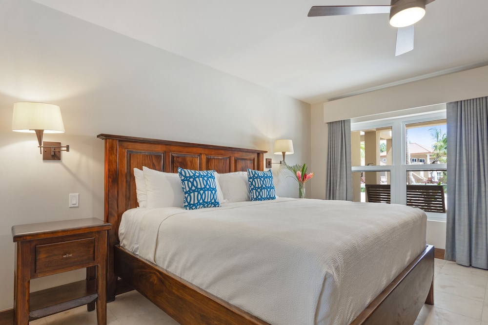 Stingray Deluxe Room, 1 King Bed, Pool View photo 3
