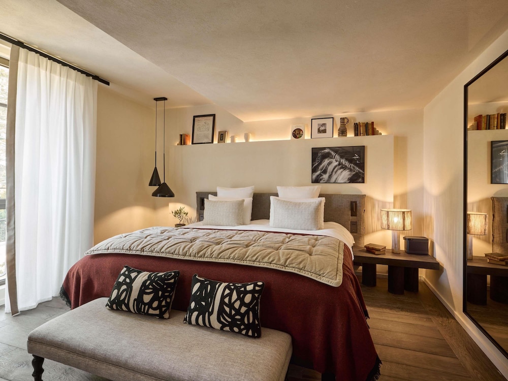 Deluxe Room, 1 King Bed with Sofa bed