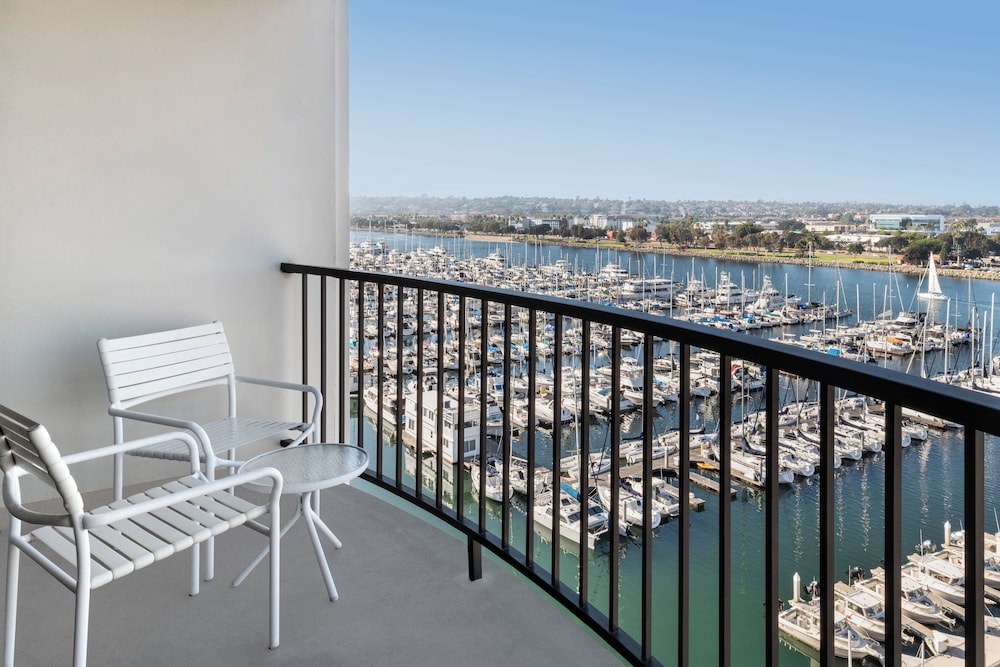 Deluxe Room, 1 King Bed, Balcony, Tower (Marina View) - Photo 4