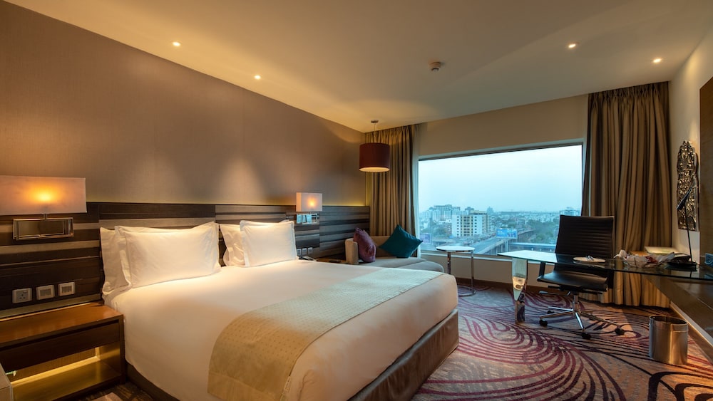 Suite, 1 King Bed, Smoking photo 3