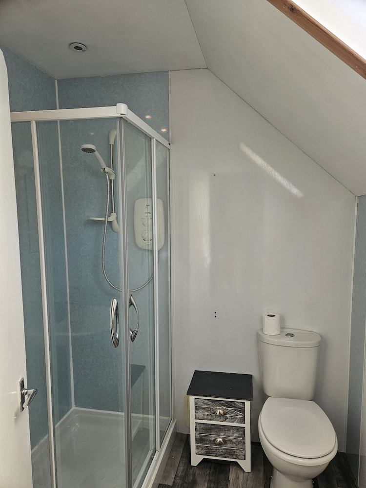 Economy Twin Room, Ensuite photo 3