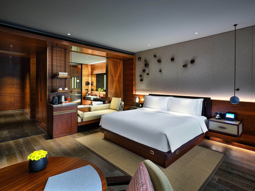 Deluxe Room, 1 King Bed, Balcony (Ruby) photo 1