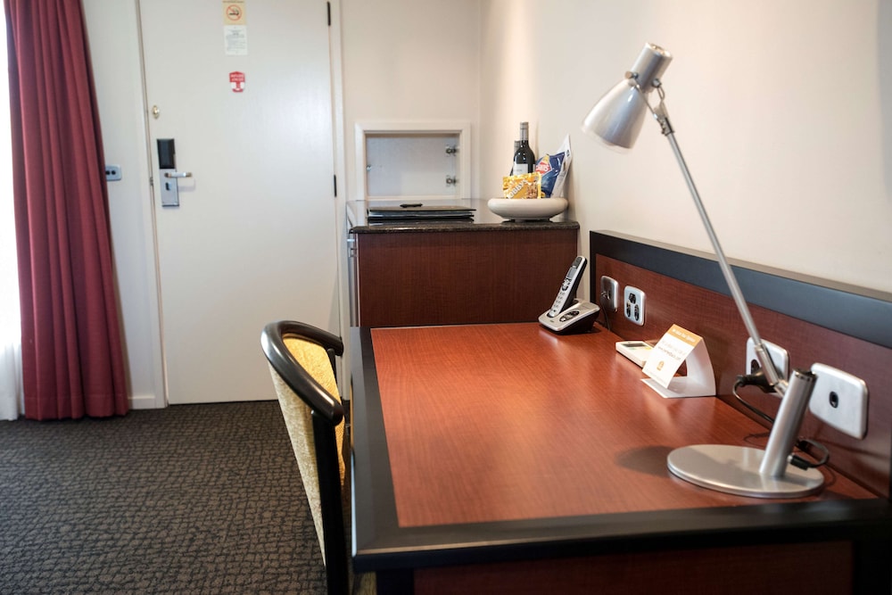 Superior Room, 1 King Bed, Non Smoking, Microwave - Photo 3