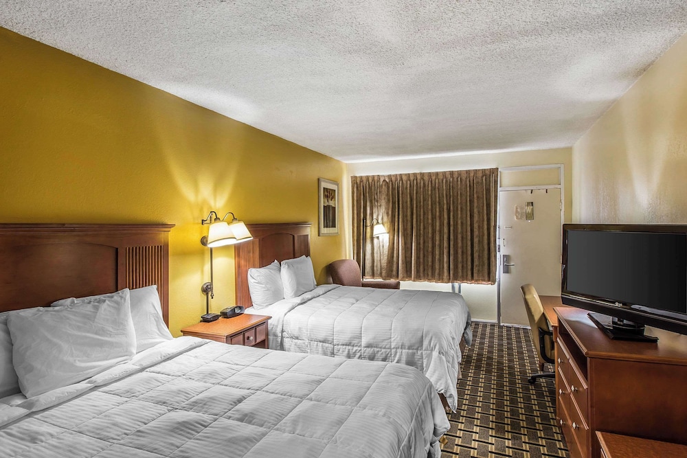 Standard Room, 2 Queen Beds - Photo 3