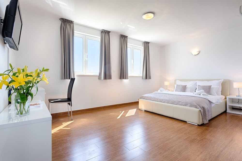 Double Room (1) photo 3