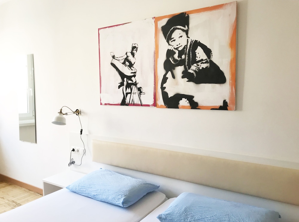 Standard Room, 2 Twin Beds, Non Smoking, Shared Bathroom