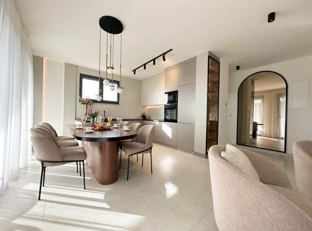 Apartment (Three-Bedroom Penthouse with Infinity)