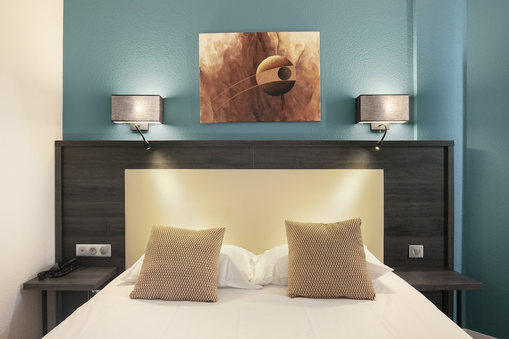 Twin Room, City side photo 1