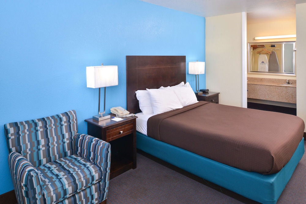 Room, 1 Queen Bed, Smoking - Photo 1