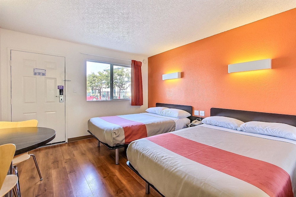 Standard Room, 2 Double Beds, Non Smoking, Refrigerator & Microwave photo 3