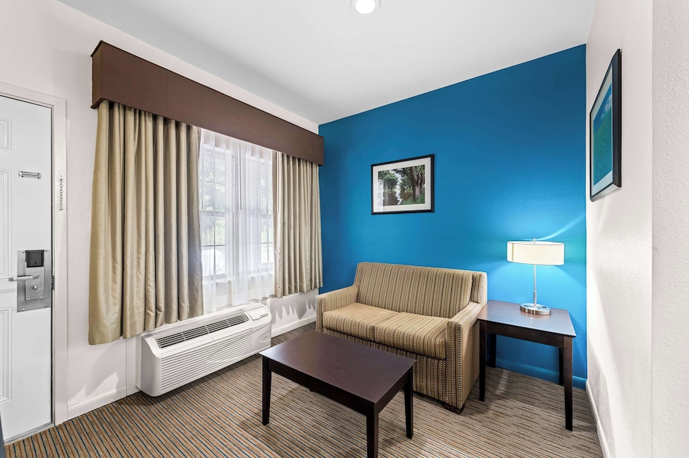 Suite, 1 King Bed, Smoking, Refrigerator & Microwave (Oversized Room) photo 2