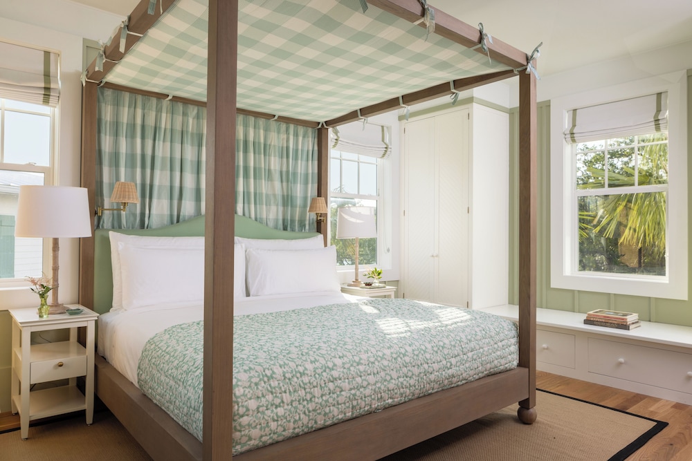 Room, 1 King Bed, Mobility Accessible (Riverfront, Hearing/Mobility,RIShower) photo 1