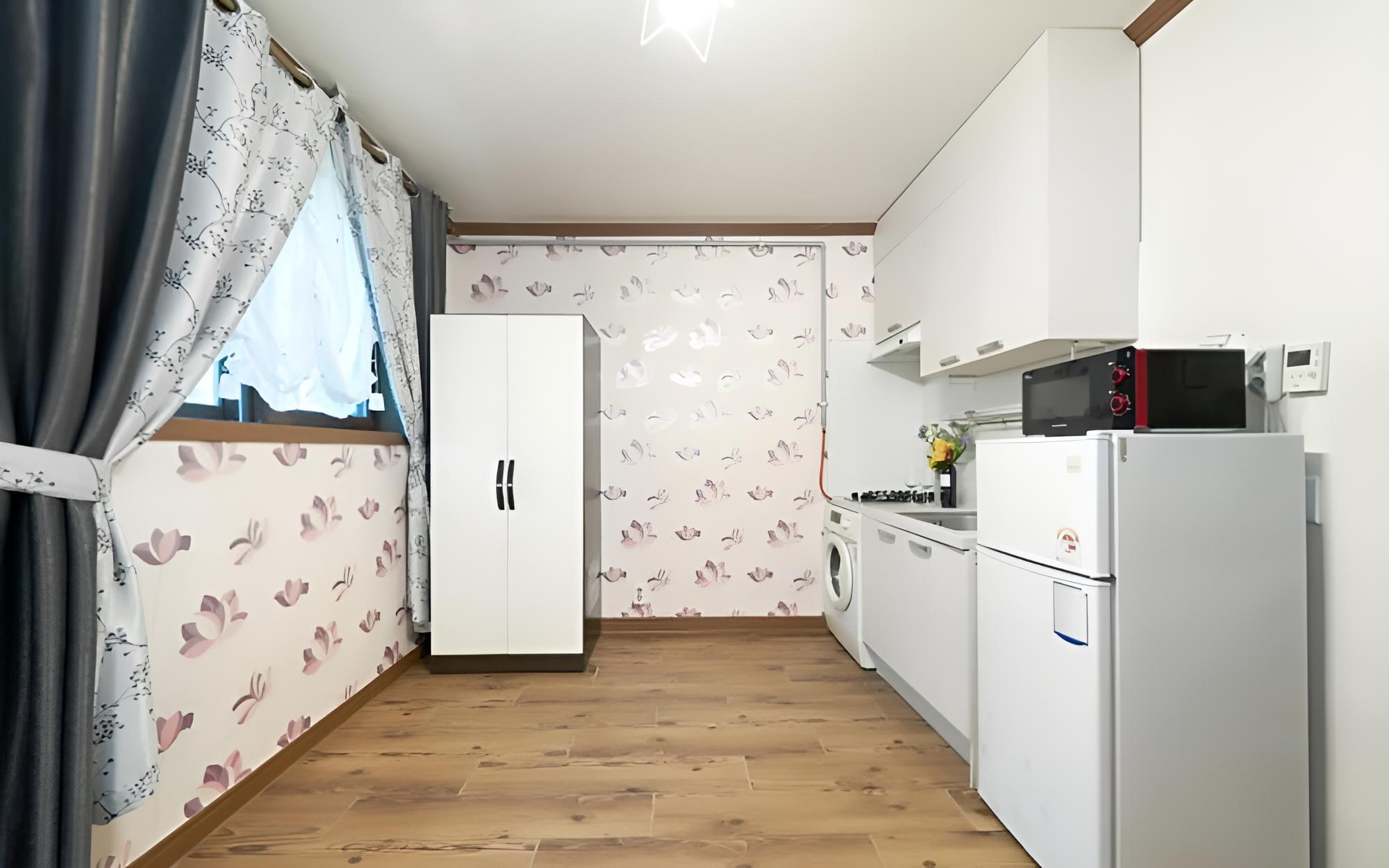 Room (Room 205)