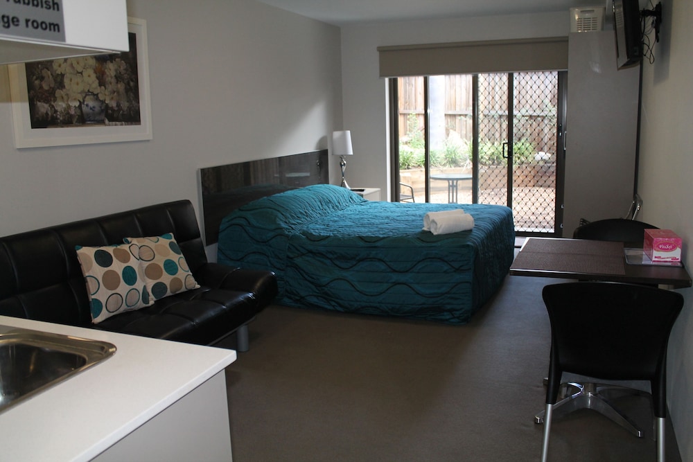 Superior Studio, 1 King Bed photo 3