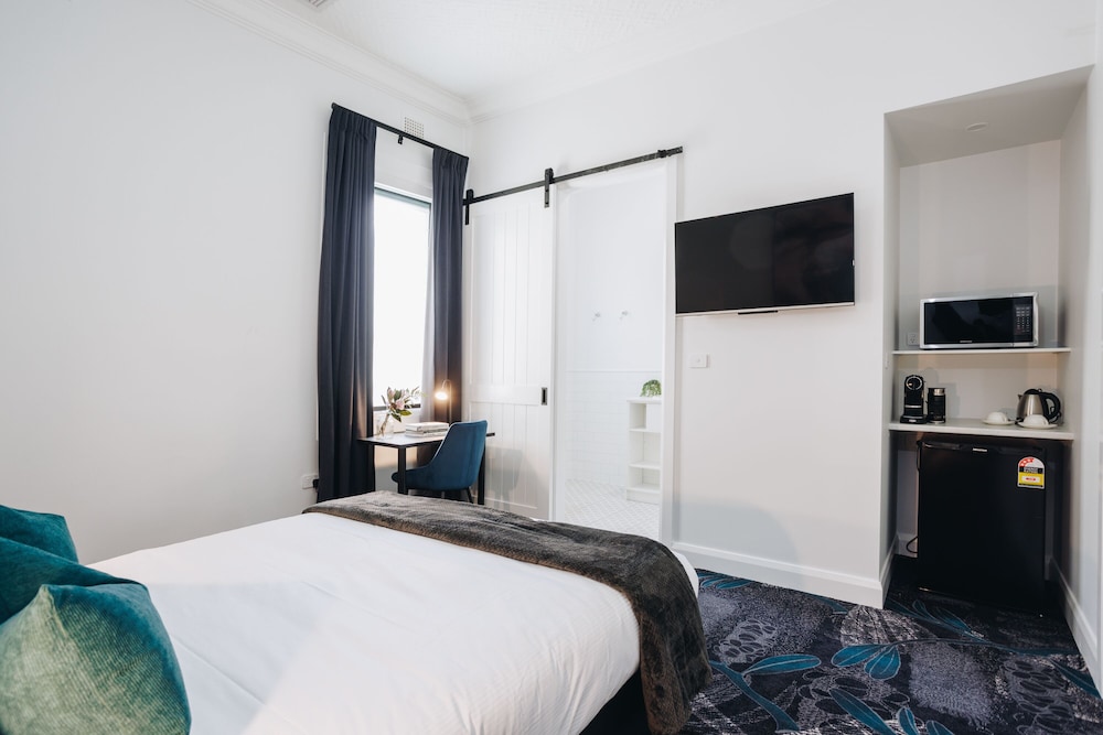 Deluxe Studio Suite, 1 Queen Bed, Private Bathroom photo 1