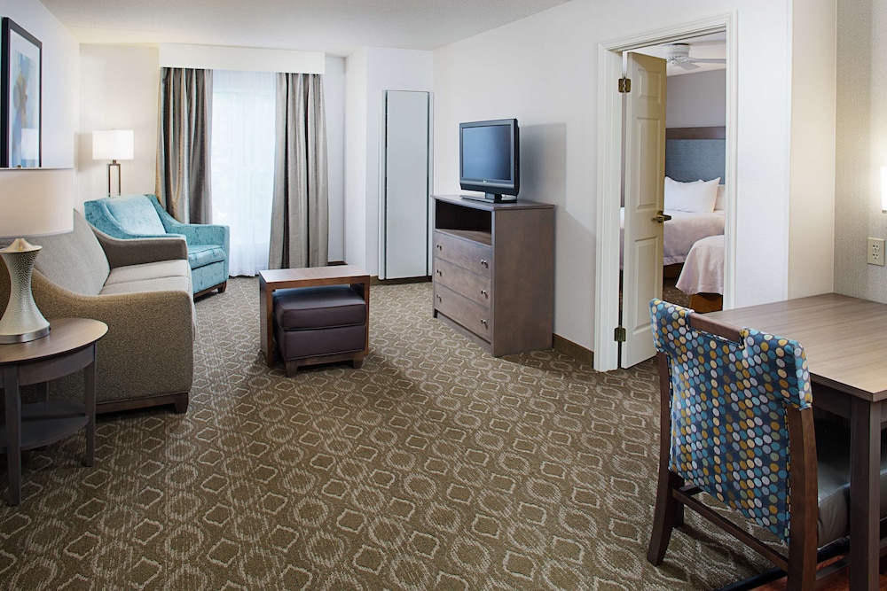 Premium Suite, 1 King Bed, Accessible, Bathtub - Photo 1