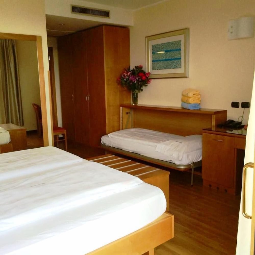 Superior Triple Room, Balcony - Photo 4