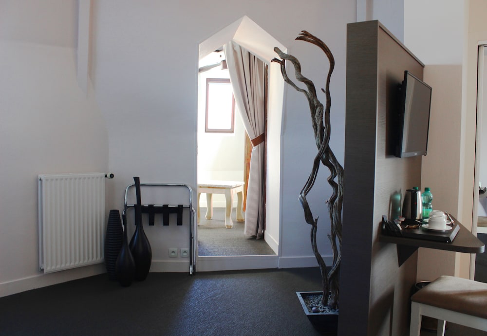Prestige Twin Room With Partial Sea View photo 3