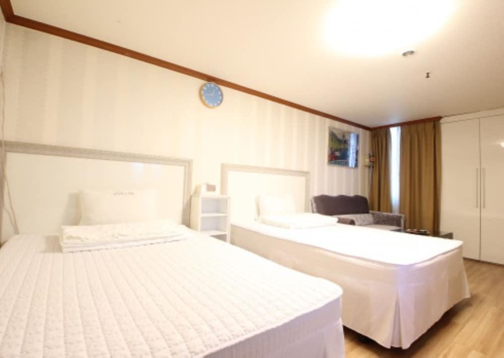 Twin Room - Photo 5