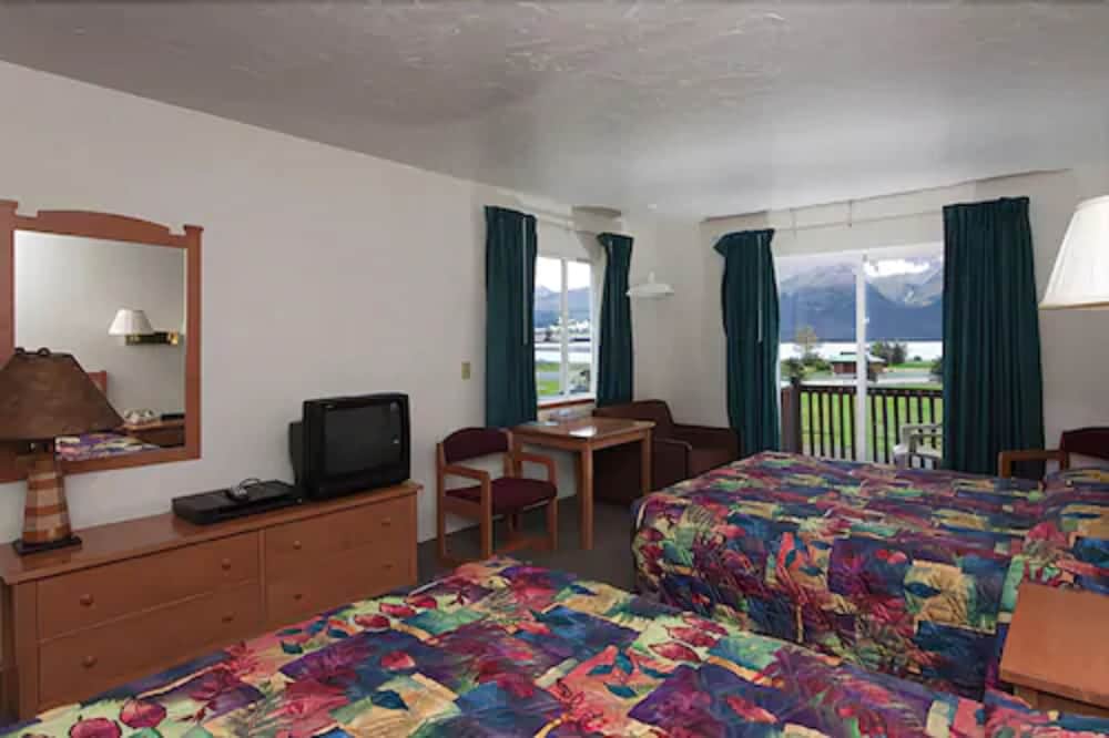 Superior Room, 2 Queen Beds, Non Smoking, Refrigerator & Microwave photo 3